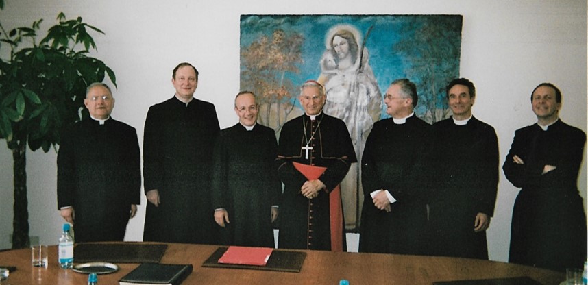 Da esquerda para a direita: Dom Fernando Guimarães (secretário da Congregação para o Clero, hoje Arcebispo das Forças Armadas do Brasil); Padre Guillaume de Tanouarn; Padre Philippe Laguérie; S. Em. Cardeal Dario Castrillón Hoyos, Prefeito da Congregação para o Clero e Presidente da Comissão Ecclesia Dei; Padre Paul Aulagnier; Padre Christophe Héry; Mons. Martin Viviès, oficial da Congregação para o Clero (ausente na foto, entre os fundadores, Padre Henri Forestier)